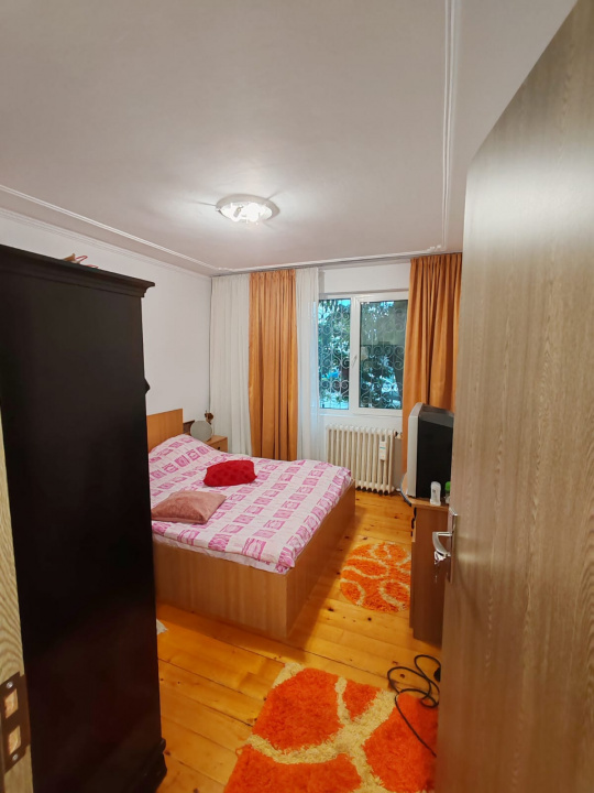 Apartament 4 camere, 2 bai. Blocul este din 1986 parter strada Soldat Croitoru V