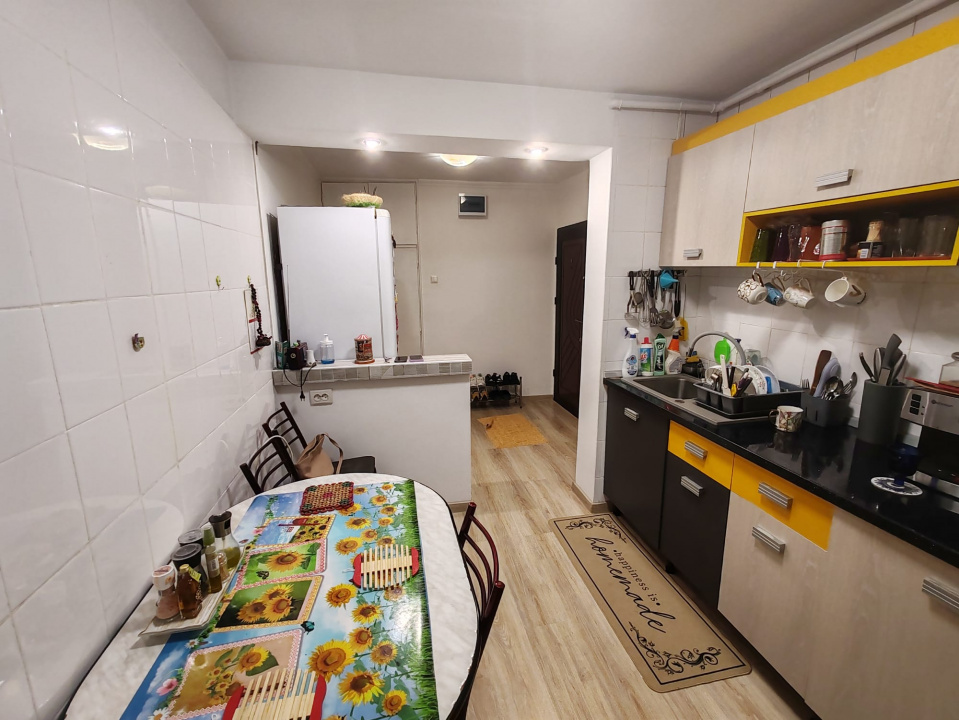 Apartament 4 camere, 2 bai. Blocul este din 1986 parter strada Soldat Croitoru V