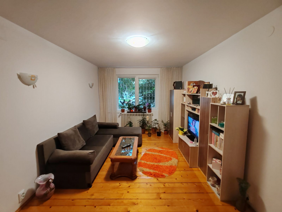 Apartament 4 camere, 2 bai. Blocul este din 1986 parter strada Soldat Croitoru V