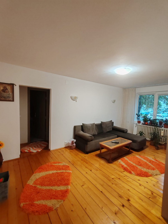 Apartament 4 camere, 2 bai. Blocul este din 1986 parter strada Soldat Croitoru V