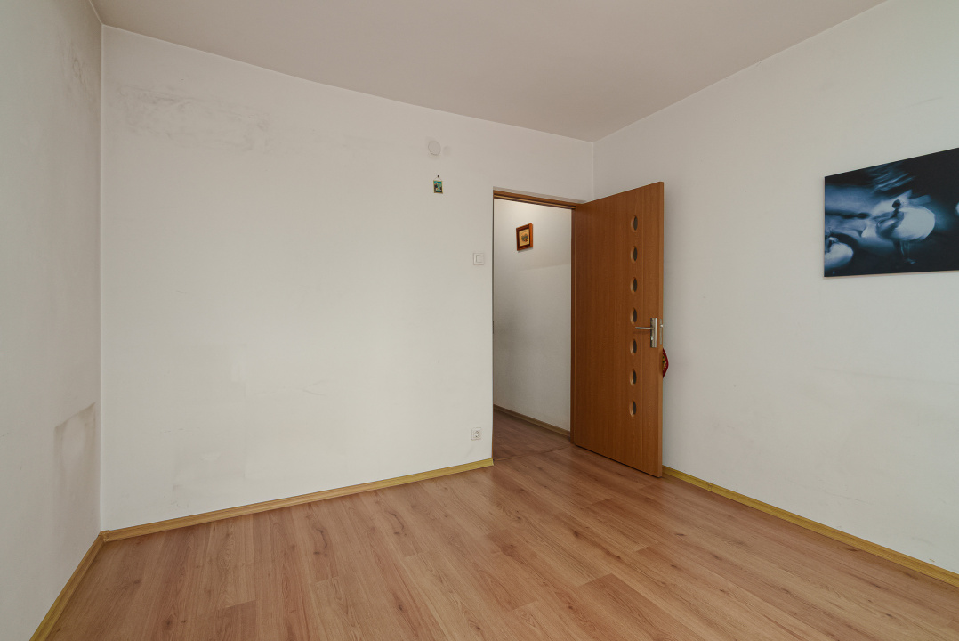 Calea Giulesti, etaj 1,, bloc anvelopat, 3 camere, vedere spate