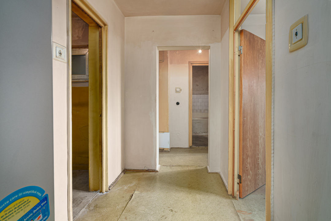  3 camere Militari-Gorjului etaj 5, bloc 1979, '74 mp, 2 gr sanitare, 2 balcoane