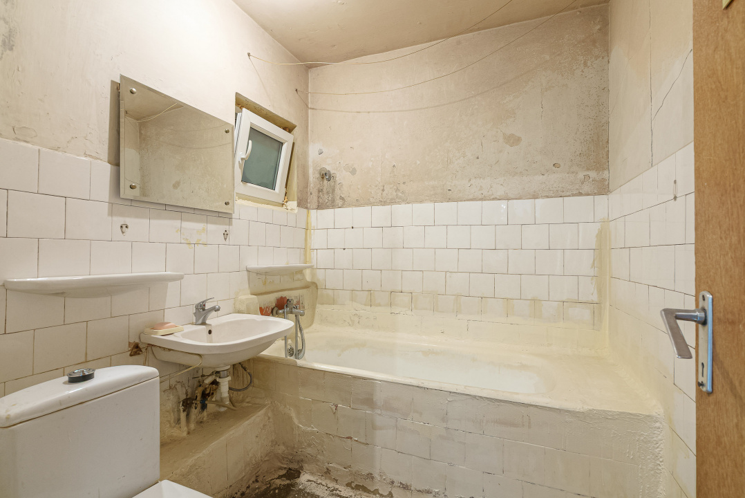  3 camere Militari-Gorjului etaj 5, bloc 1979, '74 mp, 2 gr sanitare, 2 balcoane