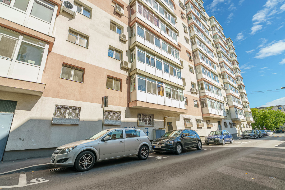  3 camere Militari-Gorjului etaj 5, bloc 1979, '74 mp, 2 gr sanitare, 2 balcoane