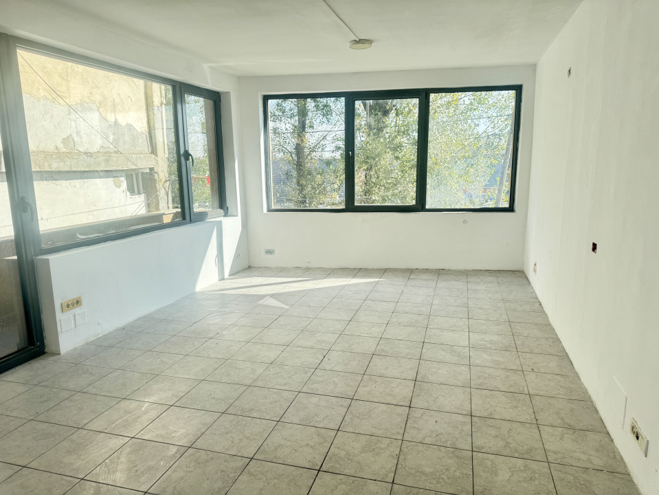 Spațiu comercial/birouri de închiriere, P+1+M, 260 mp, deschidere dubla, curte 