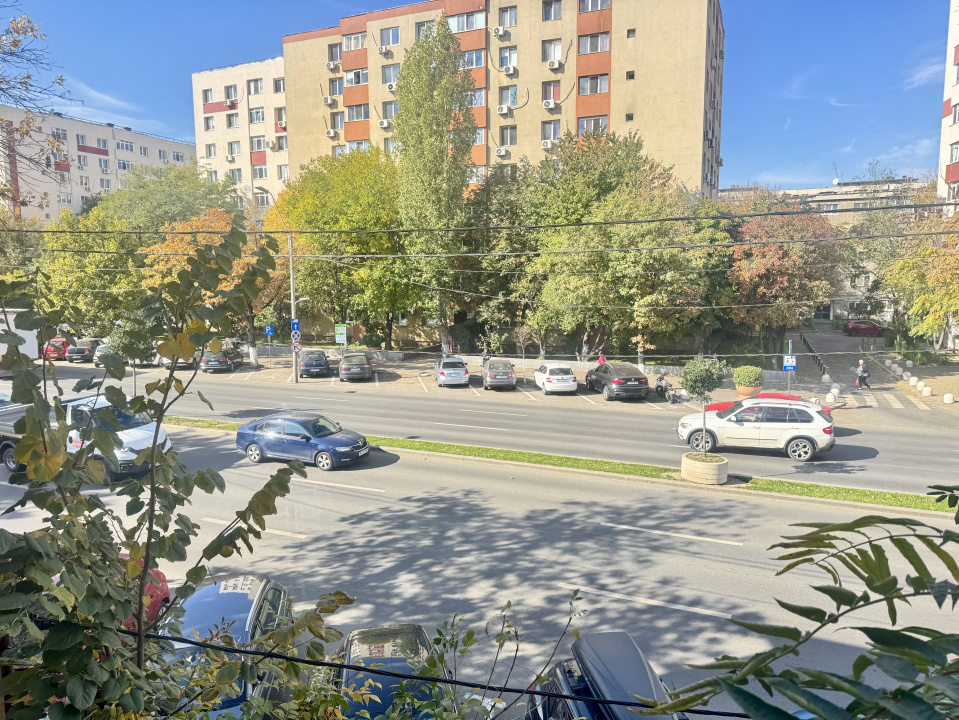 Spațiu comercial/birouri de închiriere, P+1+M, 260 mp, deschidere dubla, curte 