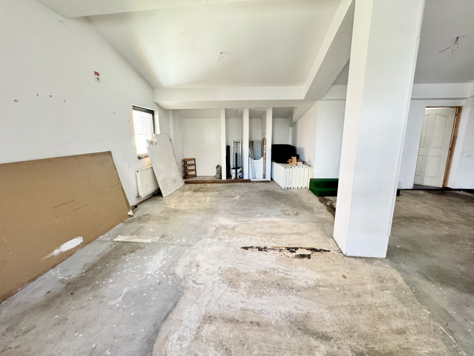 Spațiu comercial/birouri de închiriere, P+1+M, 260 mp, deschidere dubla, curte 