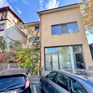 Spațiu comercial/birouri de închiriere, P+1+M, 260 mp, deschidere dubla, curte 