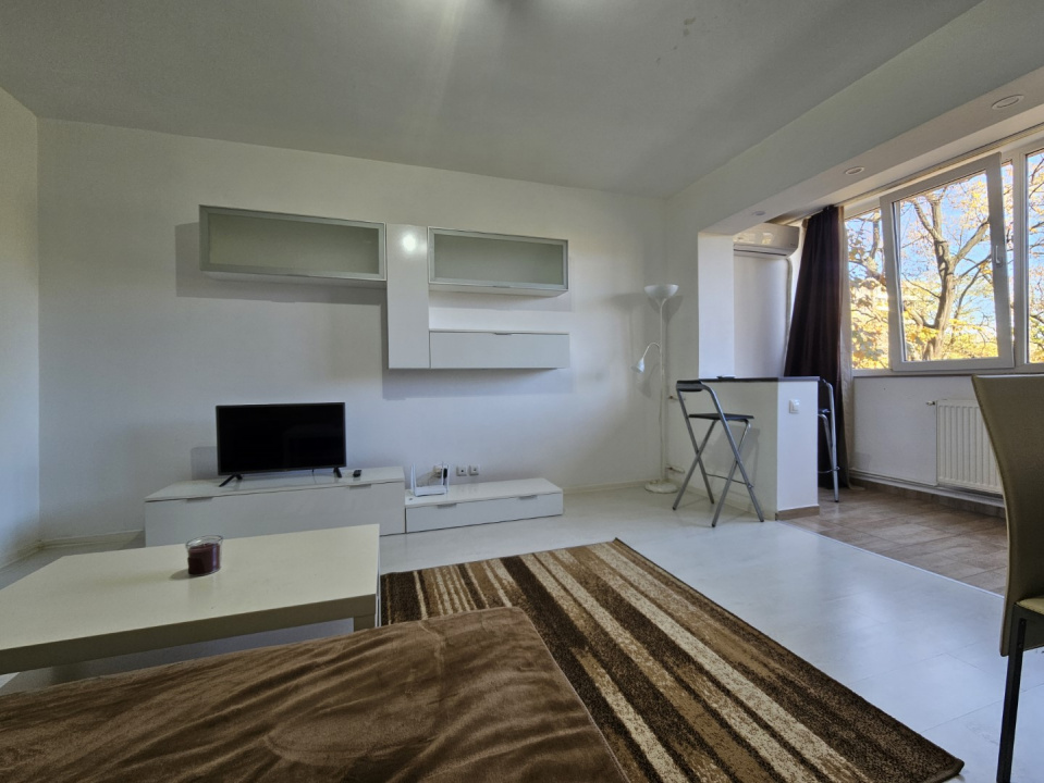 LUCREȚIU PĂTRAȘCANU – COSTIN GEORGIAN, GARSONIERĂ MODERNĂ, ETAJ 3