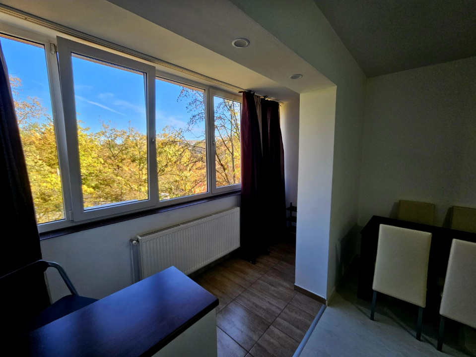 LUCREȚIU PĂTRAȘCANU – COSTIN GEORGIAN, GARSONIERĂ MODERNĂ, ETAJ 3