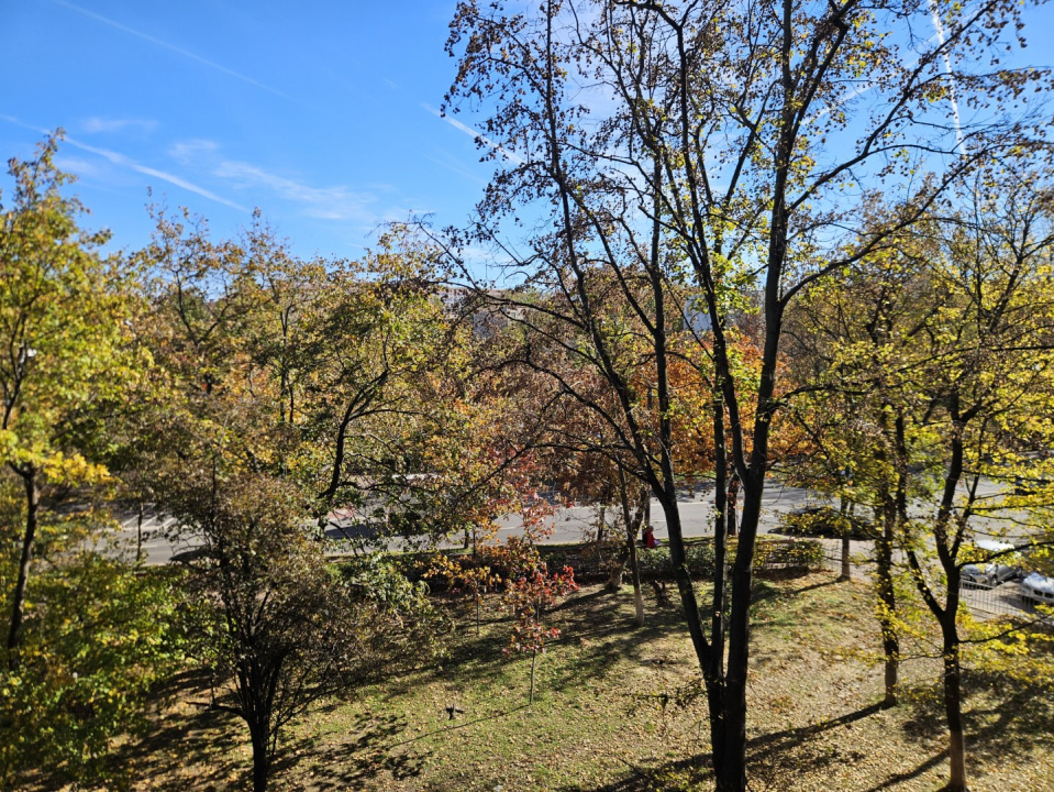 LUCREȚIU PĂTRAȘCANU – COSTIN GEORGIAN, GARSONIERĂ MODERNĂ, ETAJ 3