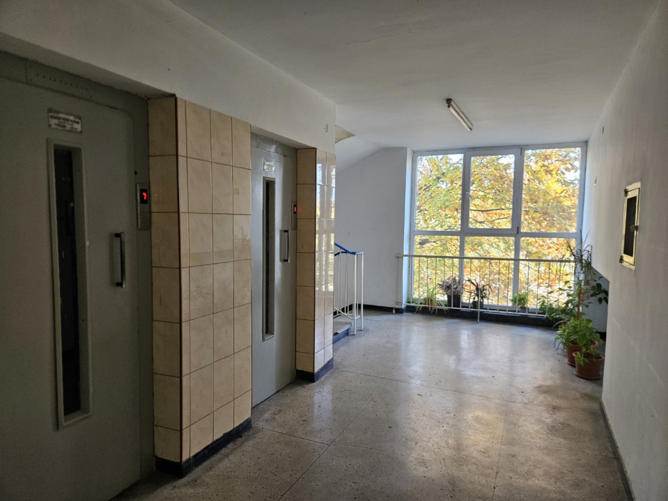 LUCREȚIU PĂTRAȘCANU – COSTIN GEORGIAN, GARSONIERĂ MODERNĂ, ETAJ 3