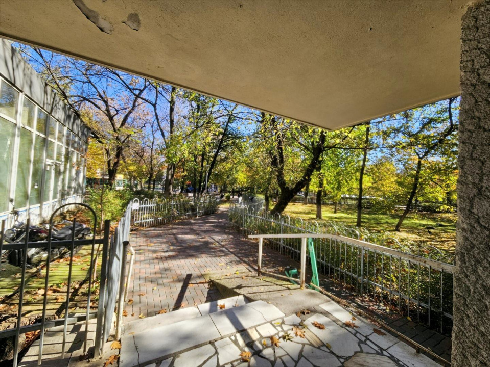 LUCREȚIU PĂTRAȘCANU – COSTIN GEORGIAN, GARSONIERĂ MODERNĂ, ETAJ 3