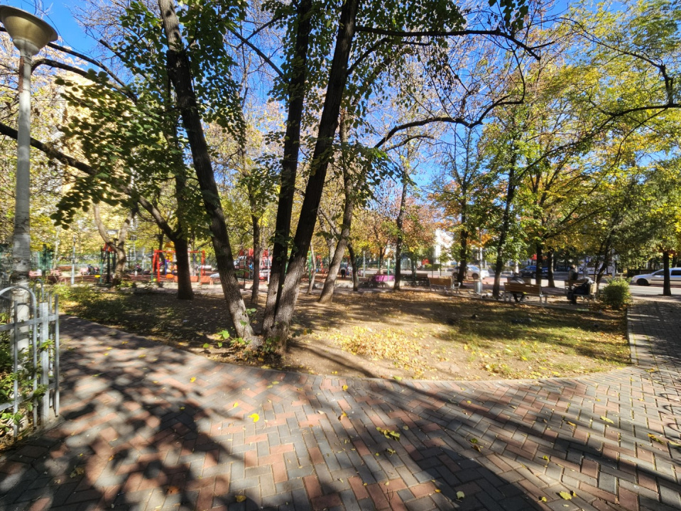 LUCREȚIU PĂTRAȘCANU – COSTIN GEORGIAN, GARSONIERĂ MODERNĂ, ETAJ 3