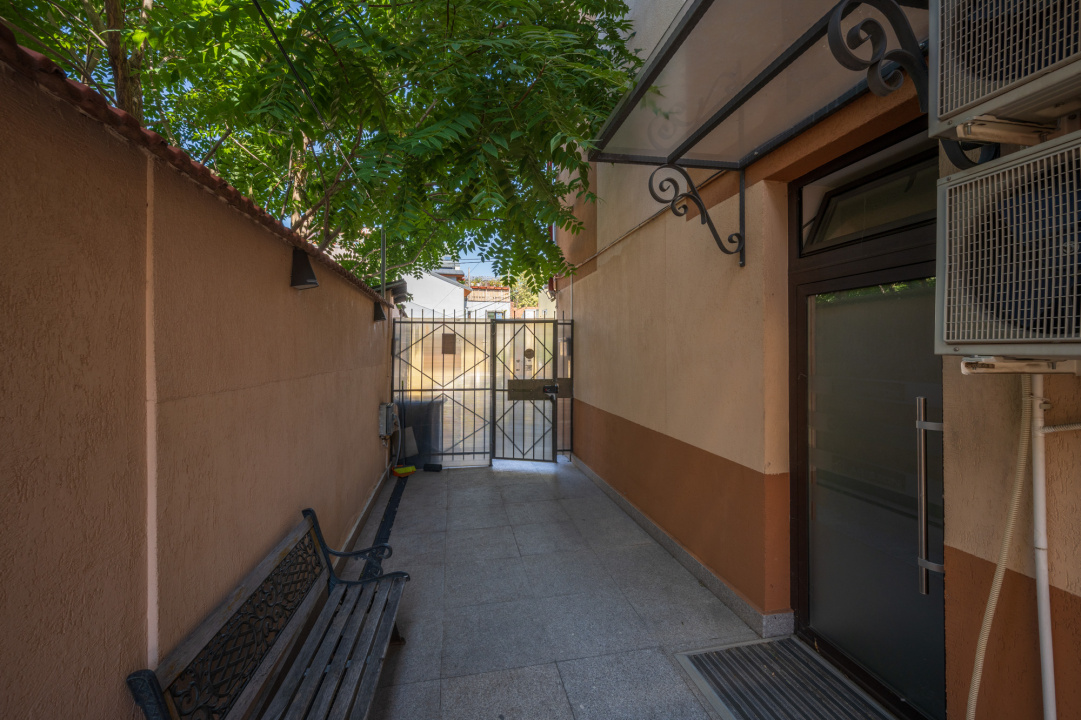 Apartament - birouri -  acces separat - loc de parcare - depozitare