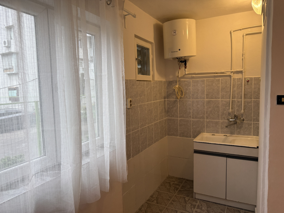 Garsoniera situata la parter, Str Iacob Andrei, bloc civilizat !