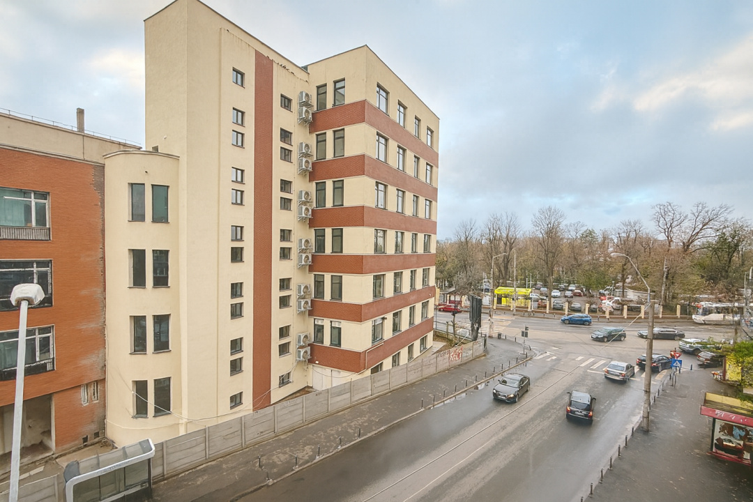 Lacul Tei – Teiul Doamnei, Etaj 3, 2 balcoane , Orientare VEST, Bloc reabilitat