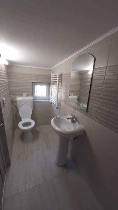 Închiriez camere cu baie proprie – zonă centrală, Moșilor