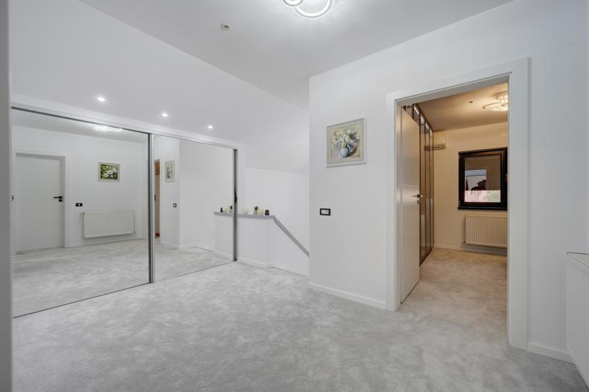 Vă propunem spre vânzare o vilă superbă cu 4 camere Prelungirea Ghencea - Latin