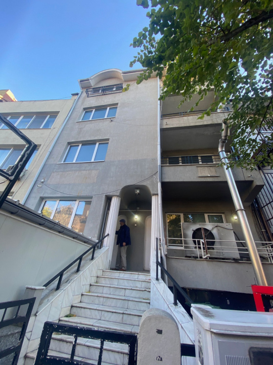 Vă propunem spre vânzare o clădire de birouri situată în zona Cotroceni