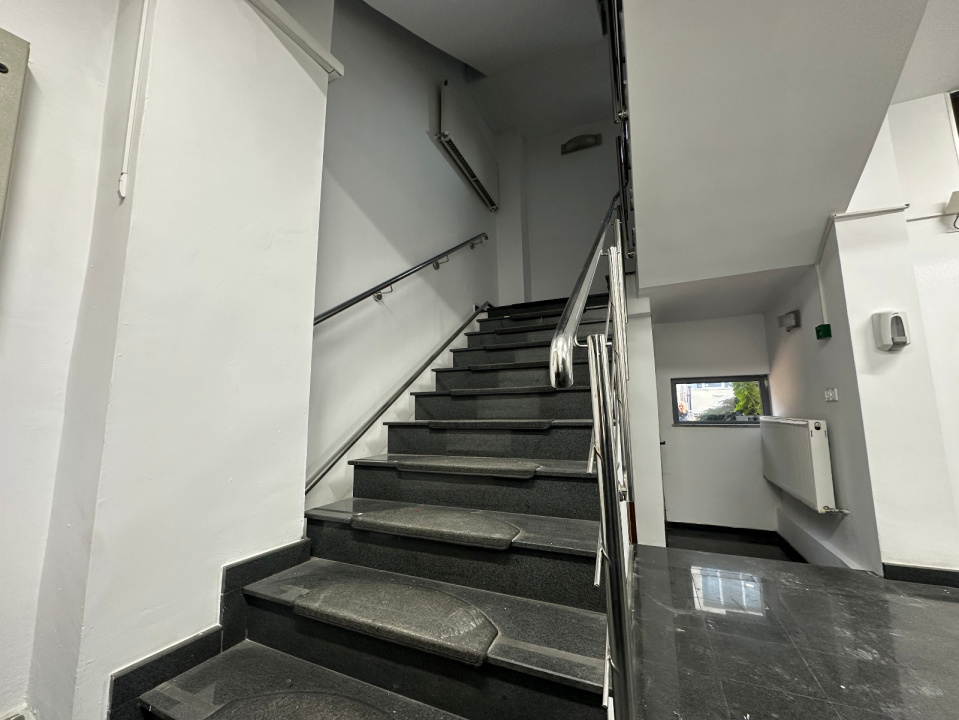 Vă propunem spre vânzare o clădire de birouri situată în Cotroceni