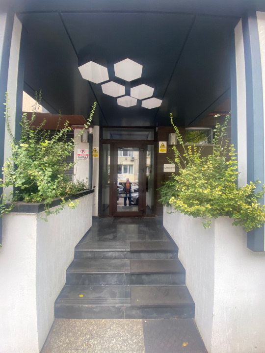 Vand o clădire de birouri,cabinete..etc. situată în Cotroceni ,zona exclusivista