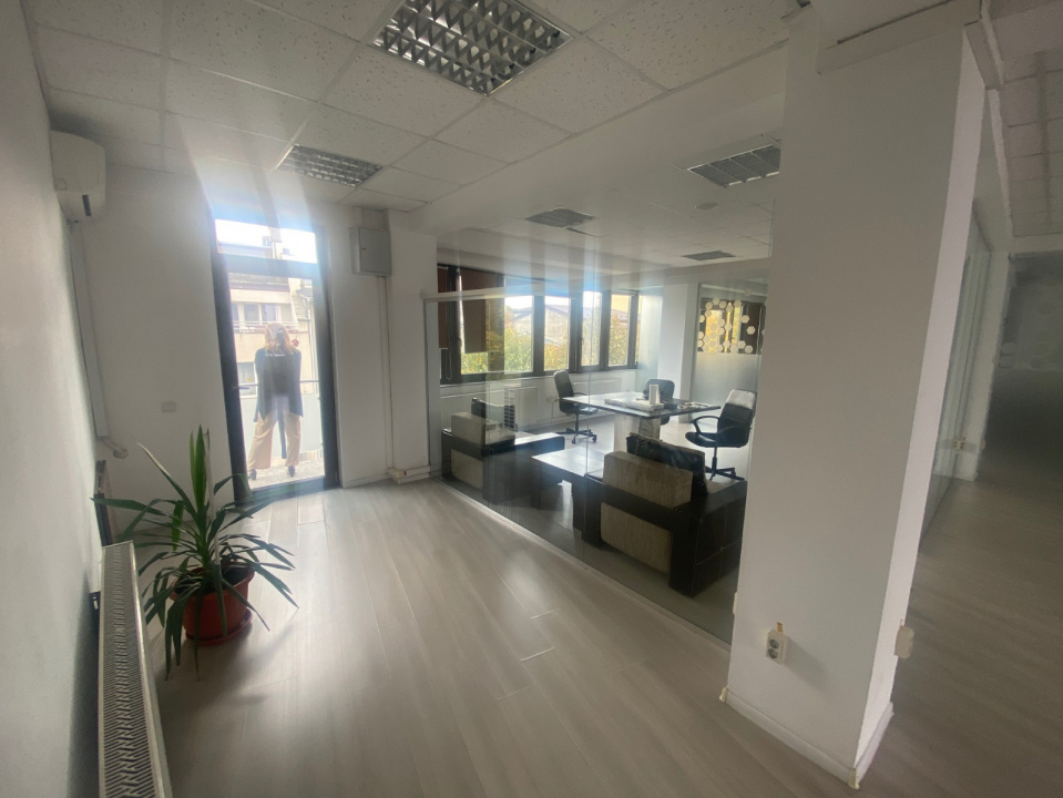 Vand o clădire de birouri,cabinete..etc. situată în Cotroceni ,zona exclusivista