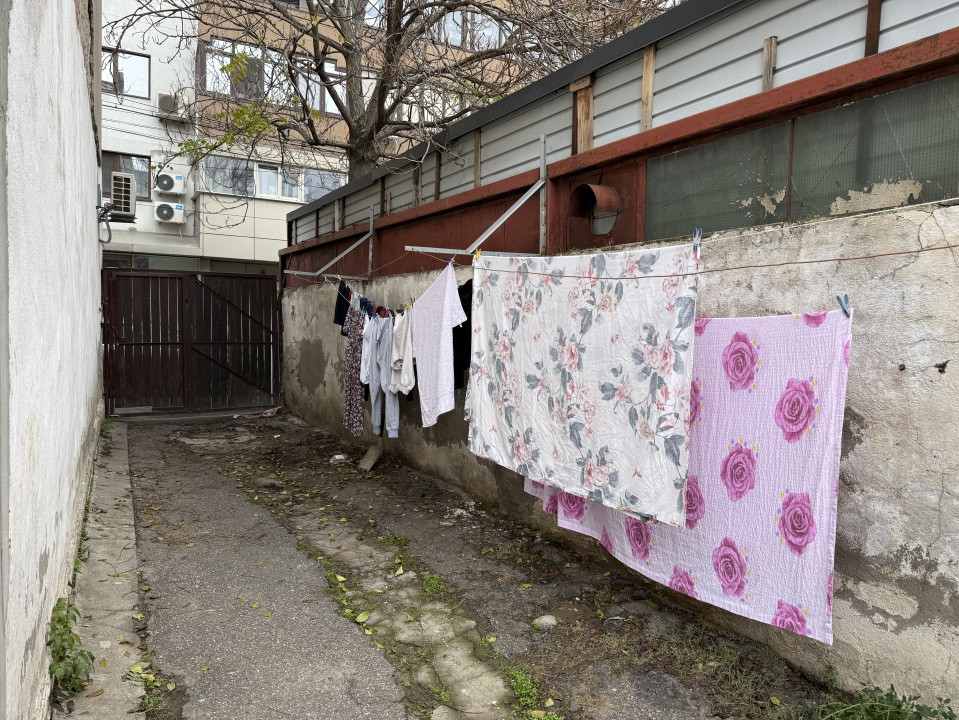 Locatie cu 12 patruri pentru muncitori straini, cu posibilitate de parcare !