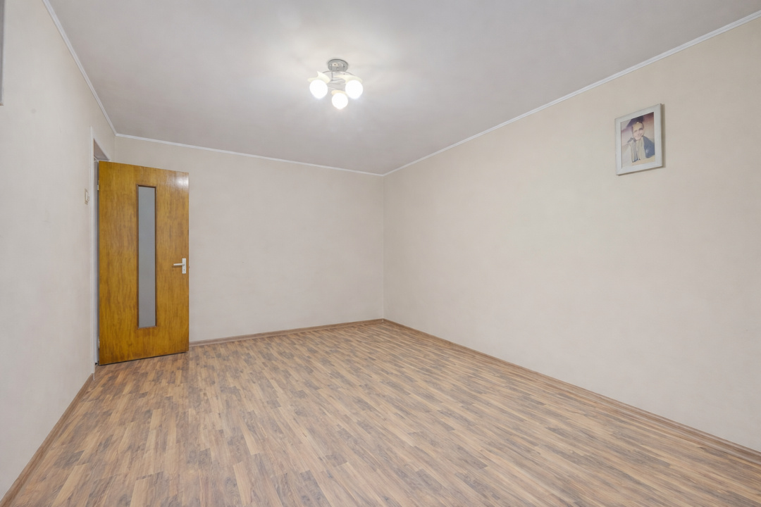 PIAȚA REȘIȚA, 3 CAMERE, 75 MP TOTAL, CENTRALA PROPRIE, LOC PARCARE!