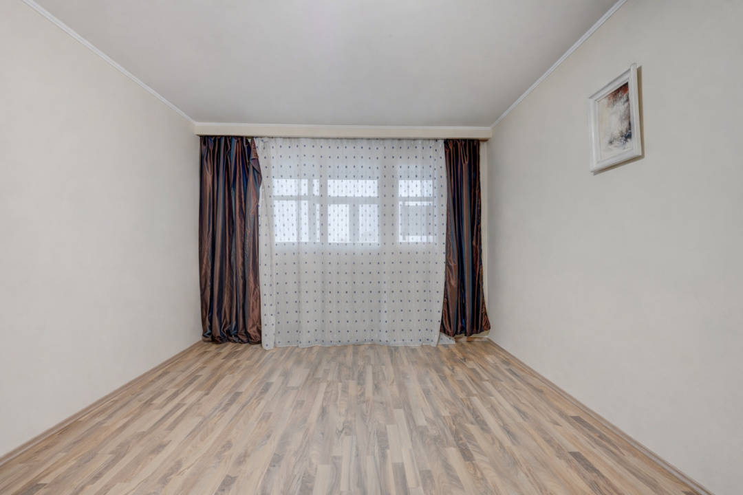 PIAȚA REȘIȚA, 3 CAMERE, 75 MP TOTAL, CENTRALA PROPRIE, LOC PARCARE!