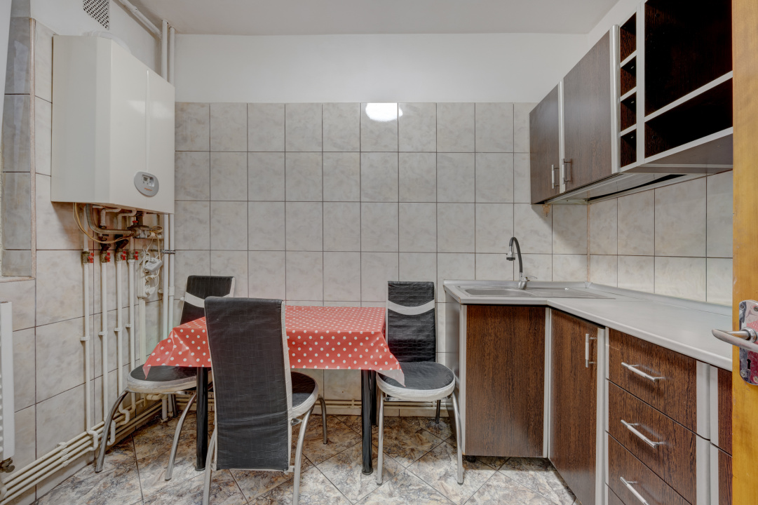 PIAȚA REȘIȚA, 3 CAMERE, 75 MP TOTAL, CENTRALA PROPRIE, LOC PARCARE!