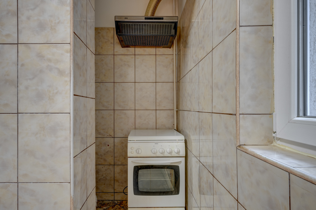 PIAȚA REȘIȚA, 3 CAMERE, 75 MP TOTAL, CENTRALA PROPRIE, LOC PARCARE!