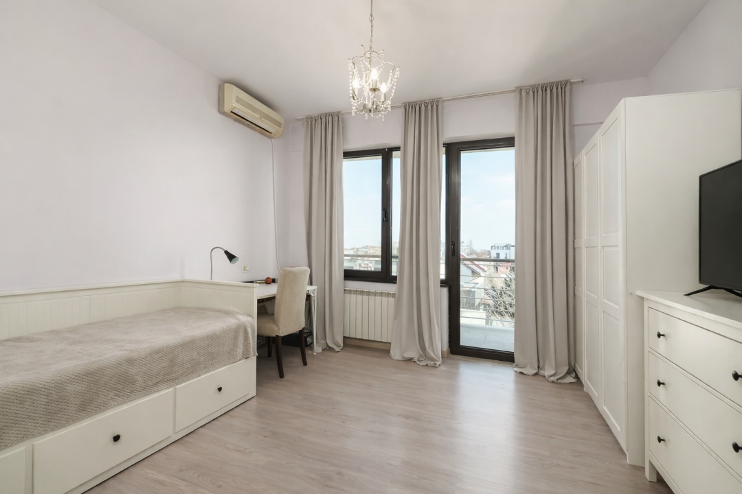 Apartament cu 4 camere, vedere către Pădurea Băneasa, zona Erou Iancu Nicolae