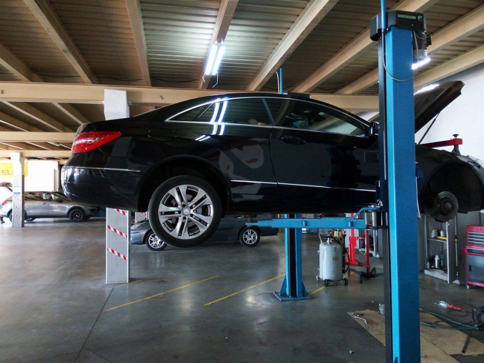 Închiriere service auto echipat pentru mecanică și tinichigerie vopsire