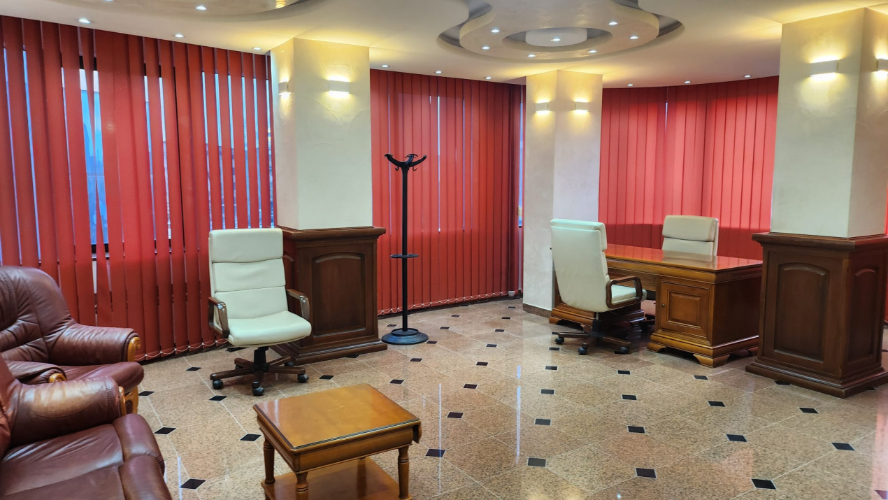 Spațiu premium birouri sau clinică, 2 corpuri, 12 parcări, lift, terasă - 7500 E