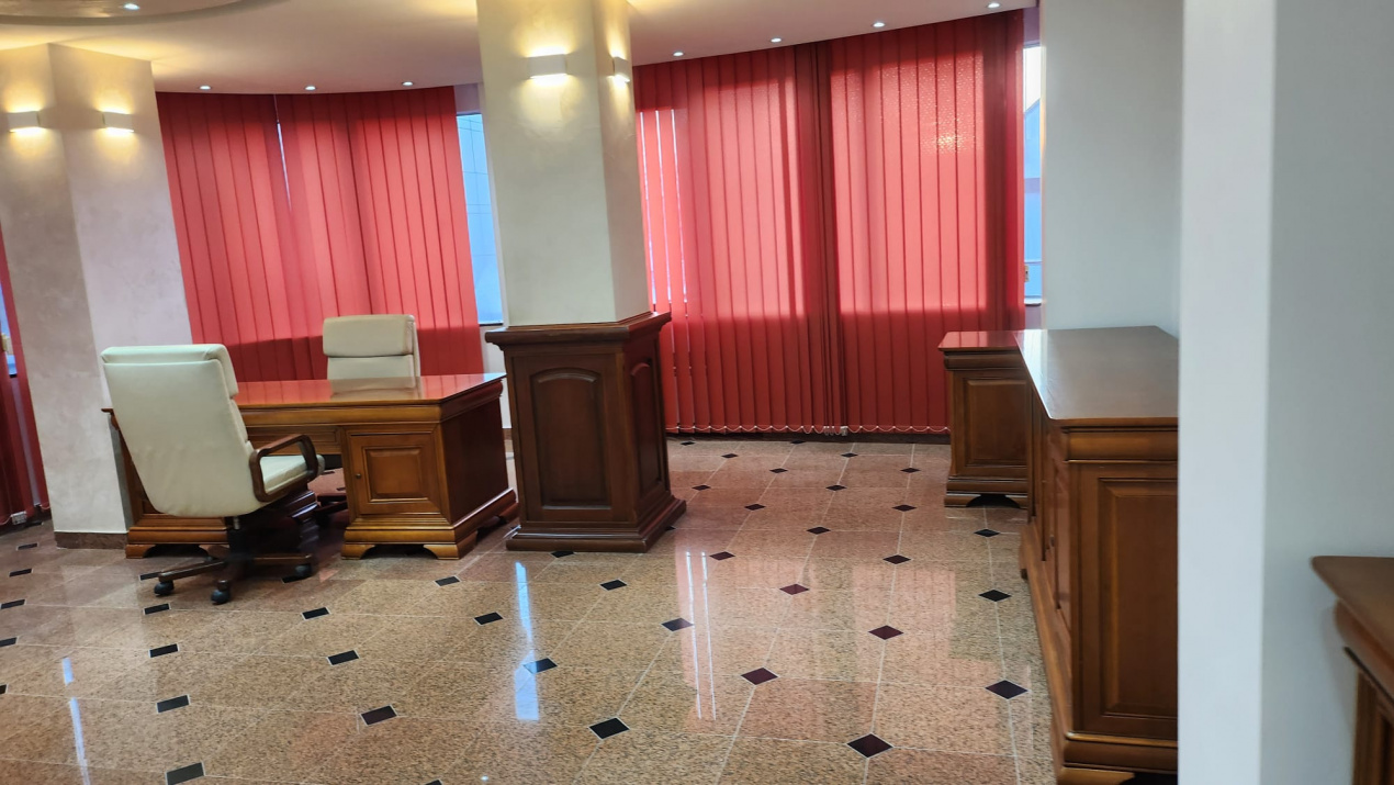 Spațiu premium birouri sau clinică, 2 corpuri, 12 parcări, lift, terasă - 7500 E