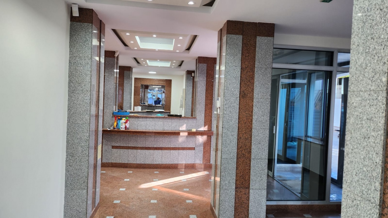 Spațiu premium birouri sau clinică, 2 corpuri, 12 parcări, lift, terasă - 7500 E