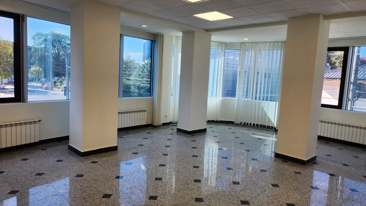 Spațiu premium birouri sau clinică, 2 corpuri, 12 parcări, lift, terasă - 7500 E