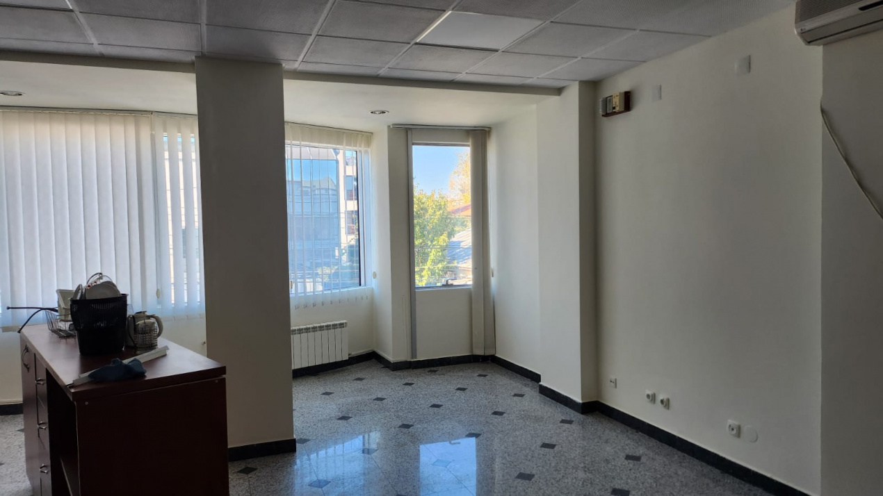 Spațiu premium birouri sau clinică, 2 corpuri, 12 parcări, lift, terasă - 7500 E