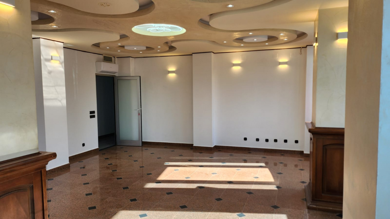 Spațiu premium birouri sau clinică, 2 corpuri, 12 parcări, lift, terasă - 7500 E