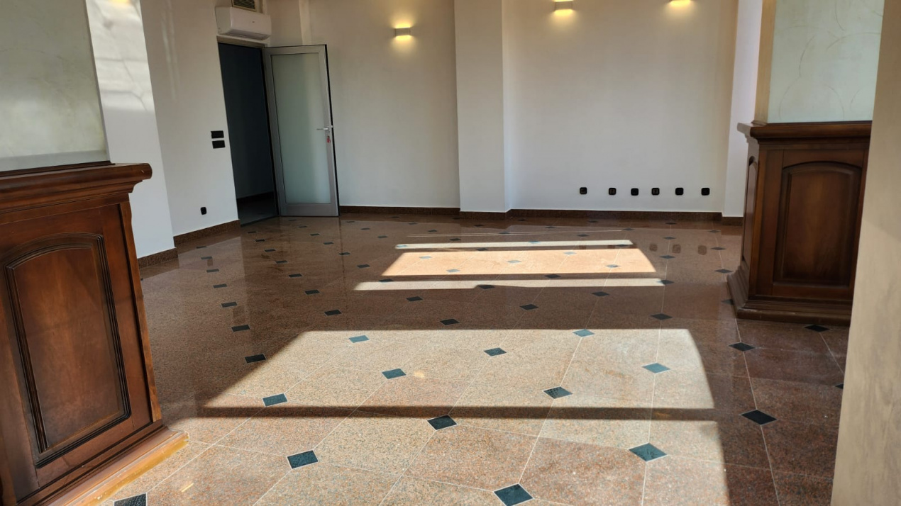 Spațiu premium birouri sau clinică, 2 corpuri, 12 parcări, lift, terasă - 7500 E