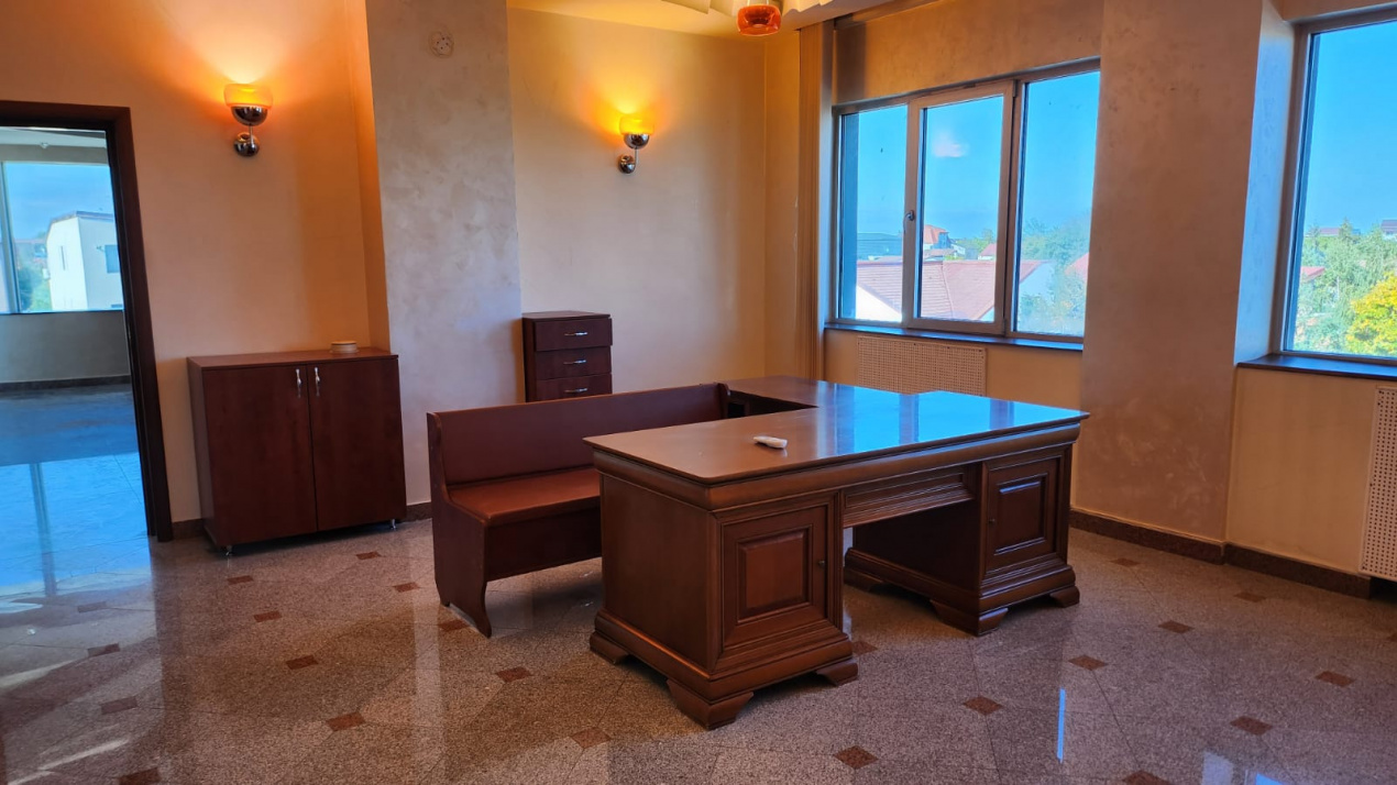 Spațiu premium birouri sau clinică, 2 corpuri, 12 parcări, lift, terasă - 7500 E