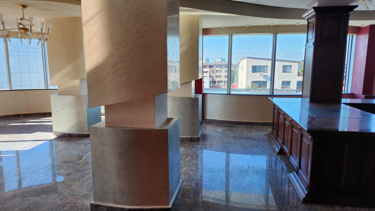 Spațiu premium birouri sau clinică, 2 corpuri, 12 parcări, lift, terasă - 7500 E