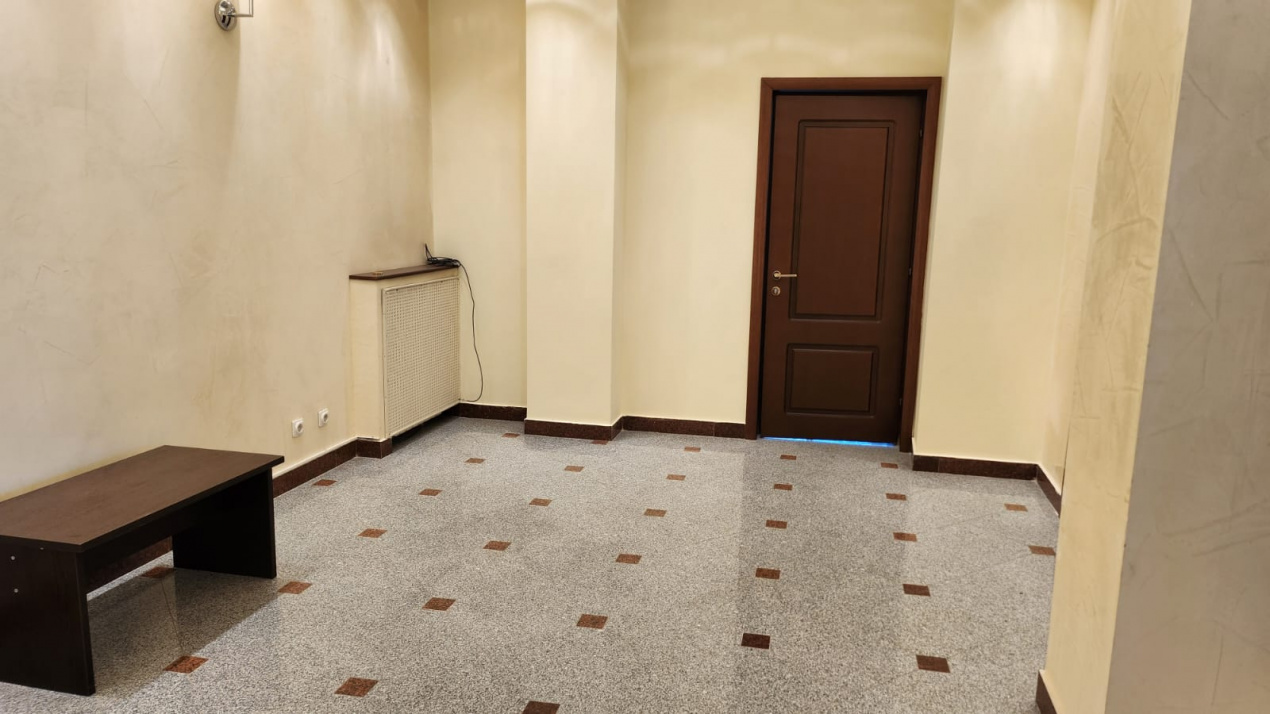 Spațiu premium birouri sau clinică, 2 corpuri, 12 parcări, lift, terasă - 7500 E