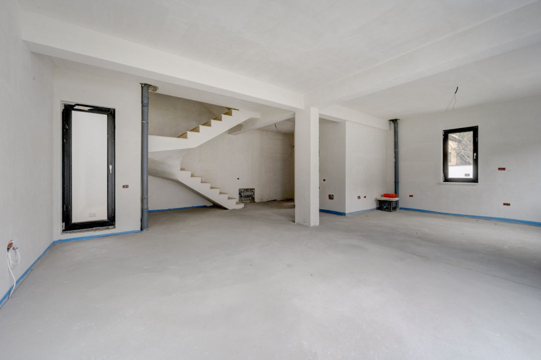 Casa se preda finisata - 4 bai - 3 dormitoare - curte - parcare -  metrou Păcii 