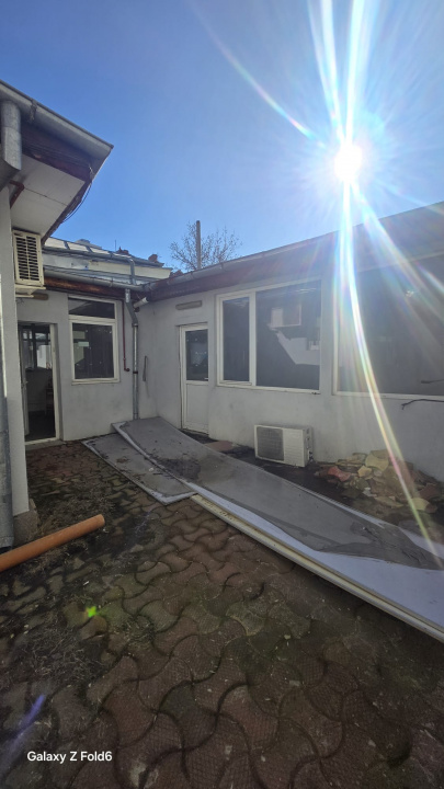 Casa spatioasa 9 camere /320 m utili/singur curte / Scoala Iancului- 444000 Euro
