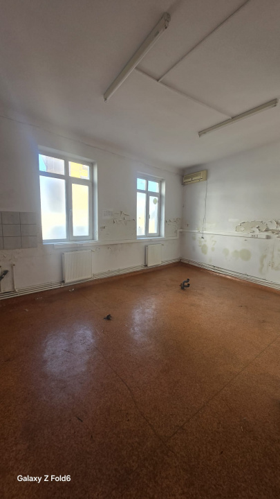 Casa spatioasa 9 camere /320 m utili/singur curte / Scoala Iancului- 444000 Euro
