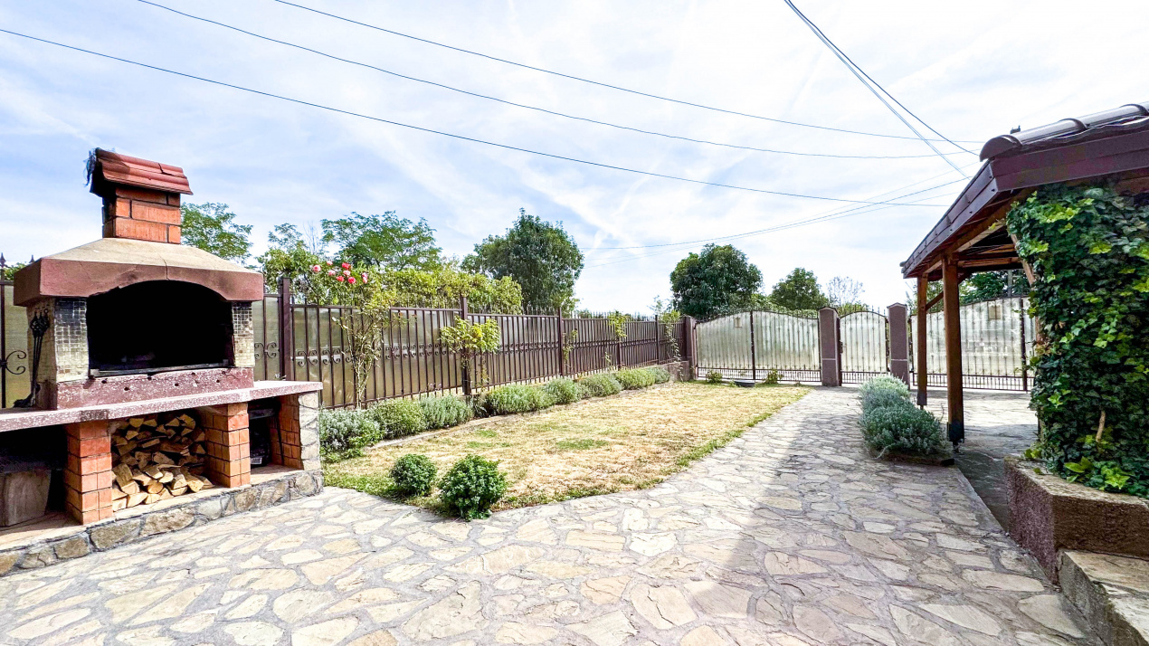 Casa | 356 mpc | Lot 1422 mp | Atelier de creatie | Locuinta/sediu | Baicoi