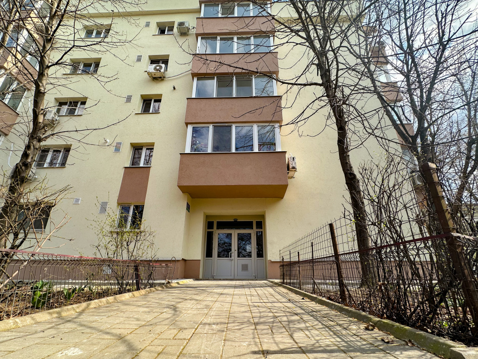 Lângă parc, renovat complet, gata să devină al tău. Totul nou!