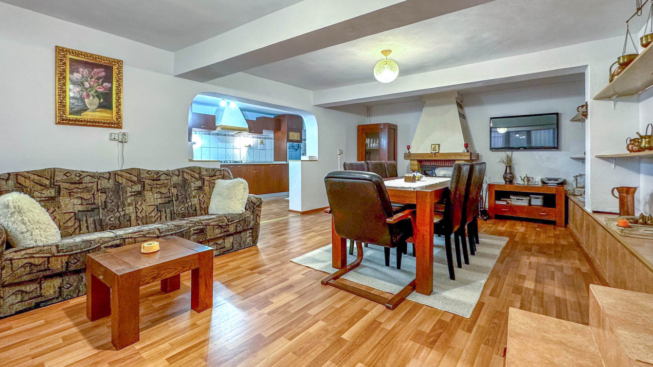 Casa | 356 mpc | Lot 1422 mp | Atelier de creatie | Locuinta/sediu | Baicoi